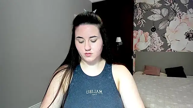 Roxie Bradley online show from February 19, 7:37 am