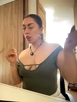 Snapshot of Im_sophiie chatting on June 14, 6:43 pm Im sophiie online show from June 14, 6:43 pm