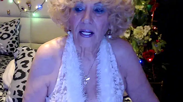 Snapshot of HappyWomanOn chatting on April 19, 8:57 am HappyWomanOn online show from April 19, 8:57 am