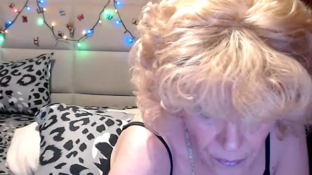 Snapshot of HappyWomanOn chatting on April 20, 8:39 am HappyWomanOn online show from April 20, 8:39 am