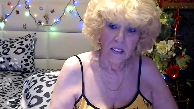 Snapshot of HappyWomanOn chatting on April 21, 6:41 am HappyWomanOn online show from April 21, 6:41 am