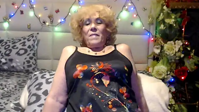 Snapshot of HappyWomanOn chatting on April 21, 6:44 pm HappyWomanOn online show from April 21, 6:44 pm