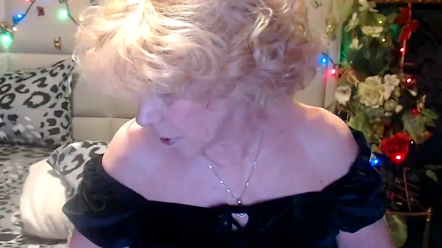 Snapshot of HappyWomanOn chatting on April 23, 8:35 am HappyWomanOn online show from April 23, 8:35 am