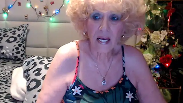 Snapshot of HappyWomanOn chatting on April 24, 9:01 am HappyWomanOn online show from April 24, 9:01 am