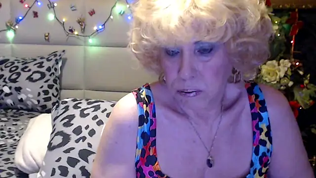 Snapshot of HappyWomanOn chatting on April 25, 6:16 pm HappyWomanOn online show from April 25, 6:16 pm
