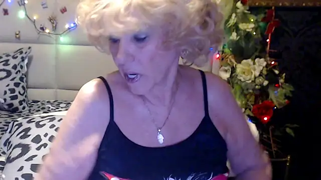 Snapshot of HappyWomanOn chatting on April 26, 9:07 am HappyWomanOn online show from April 26, 9:07 am