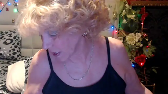 Snapshot of HappyWomanOn chatting on April 27, 9:18 am HappyWomanOn online show from April 27, 9:18 am