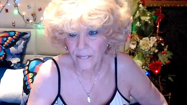 Snapshot of HappyWomanOn chatting on April 28, 8:19 am HappyWomanOn online show from April 28, 8:19 am