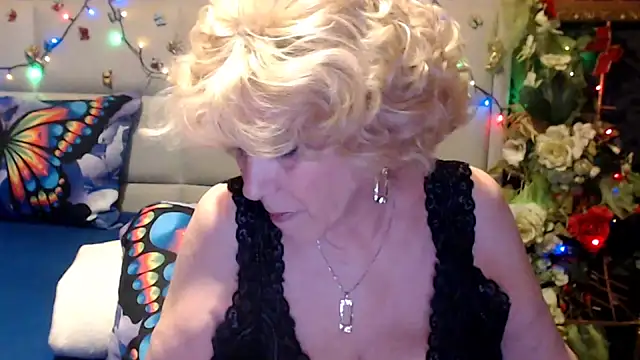 Snapshot of HappyWomanOn chatting on April 29, 6:03 pm HappyWomanOn online show from April 29, 6:03 pm