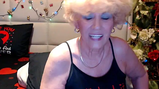 Snapshot of HappyWomanOn chatting on June 19, 7:23 am HappyWomanOn online show from June 19, 7:23 am