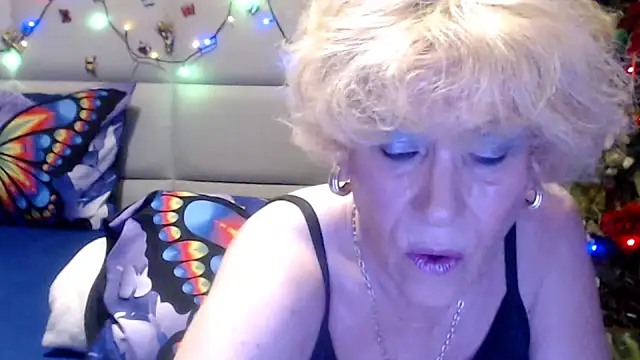 Snapshot of HappyWomanOn chatting on June 25, 8:52 am HappyWomanOn online show from June 25, 8:52 am