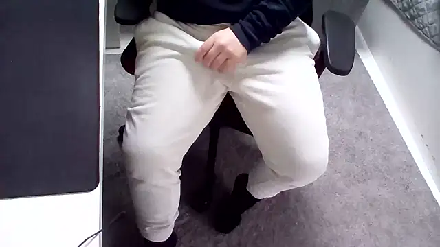 Snapshot of Luishorny19 chatting on December 27, 12:23 pm Luishorny19 online show from December 27, 12:23 pm