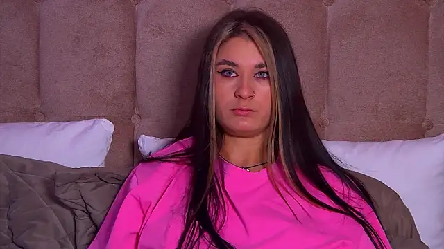 Snapshot of RachelSimpson chatting on February 4, 2:07 am RachelSimpson online show from February 4, 2:07 am