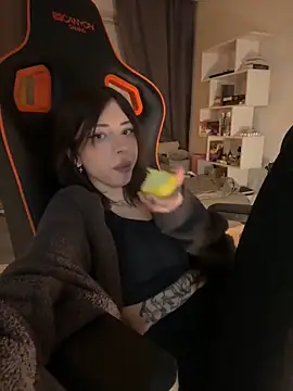 Snapshot of Bastet chatting on December 13, 9:30 pm Bastet online show from December 13, 9:30 pm