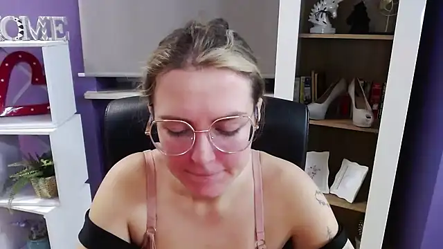 Zoey Erotic online show from November 14, 5:28 am