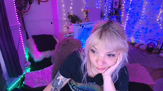 Snapshot of AliceW0lf chatting on April 28, 8:47 pm AliceW0lf online show from April 28, 8:47 pm