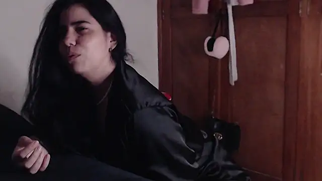 sex mia online show from December 17, 11:33 pm