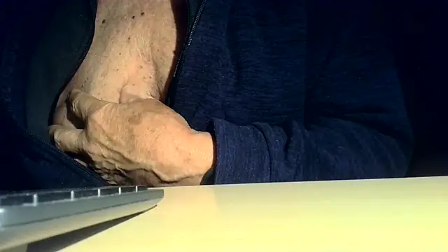 Snapshot of tachione2 chatting on October 6, 5:05 am tachione2 online show from October 6, 5:05 am