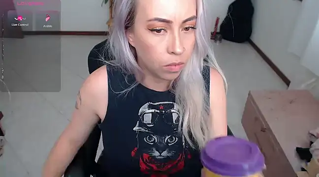 Snapshot of charlottezoe15 chatting on December 4, 7:23 pm charlottezoe15 online show from December 4, 7:23 pm