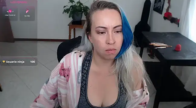 Snapshot of charlottezoe15 chatting on March 6, 7:10 pm charlottezoe15 online show from March 6, 7:10 pm