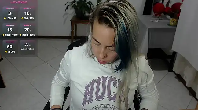 Snapshot of charlottezoe15 chatting on March 23, 2:48 am charlottezoe15 online show from March 23, 2:48 am