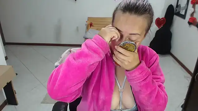 charlottezoe15 online show from February 12, 7:25 am