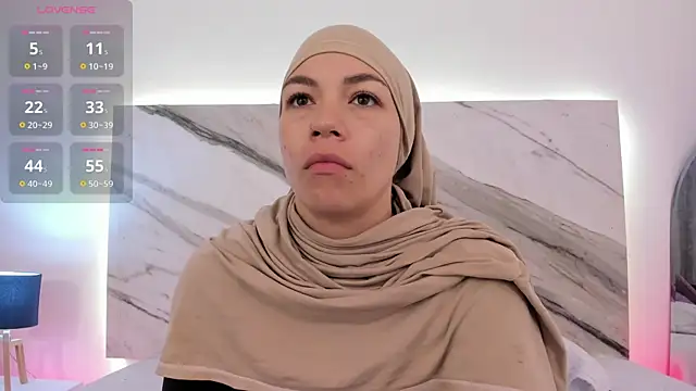 aisha vs online show from April 1, 12:28 pm