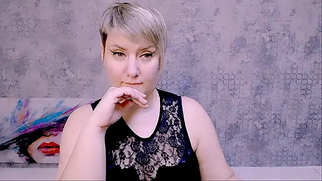 Snapshot of Djullia chatting on February 8, 9:13 am Djullia online show from February 8, 9:13 am
