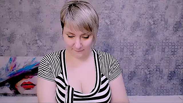 Snapshot of Djullia chatting on February 9, 3:23 pm Djullia online show from February 9, 3:23 pm