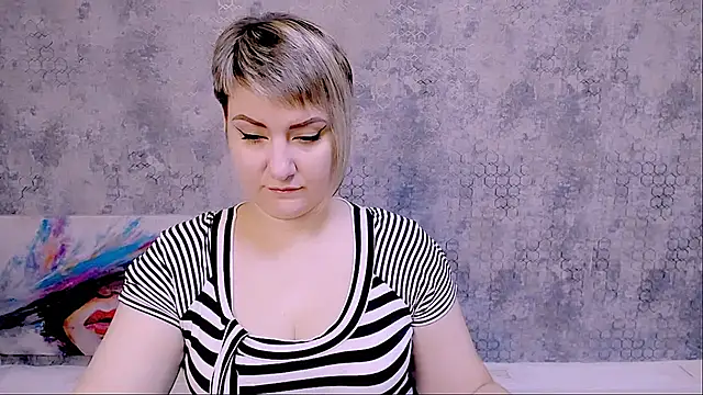 Snapshot of Djullia chatting on October 13, 5:51 am Djullia online show from October 13, 5:51 am