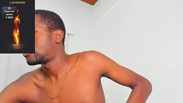 Snapshot of santi_brown chatting on February 3, 11:05 pm santi brown online show from February 3, 11:05 pm