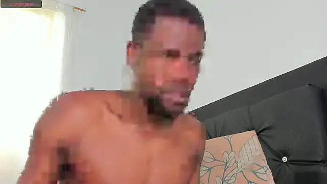 Snapshot of santi_brown chatting on October 17, 6:21 pm santi brown online show from October 17, 6:21 pm