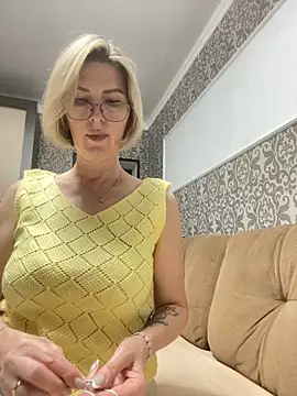 Snapshot of sensualEmilia chatting on June 10, 6:29 pm sensualEmilia online show from June 10, 6:29 pm