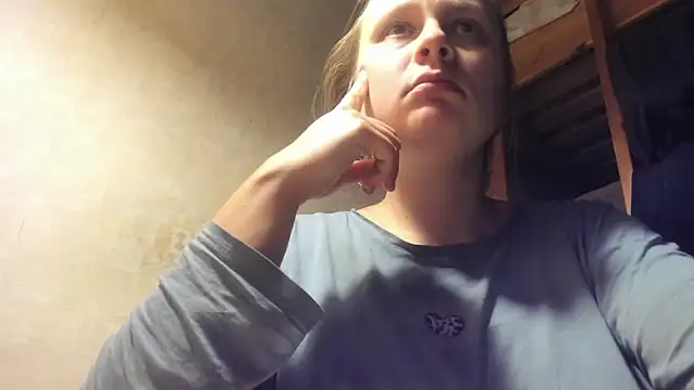 Snapshot of FrumCake chatting on January 12, 4:21 am FrumCake online show from January 12, 4:21 am