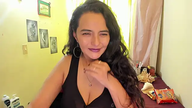 Snapshot of emma_luxy chatting on December 23, 1:13 pm emma luxy online show from December 23, 1:13 pm