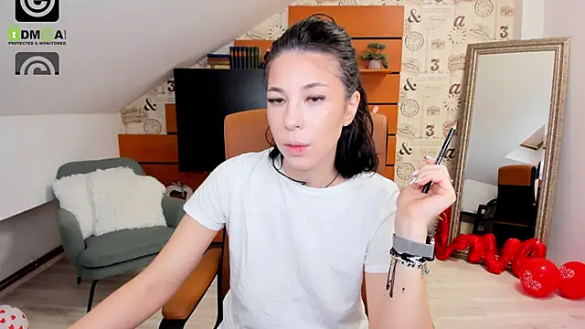 EmillyTaylor online show from March 14, 4:21 am