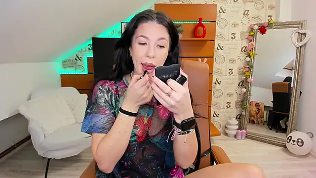 EmillyTaylor online show from December 5, 4:43 am