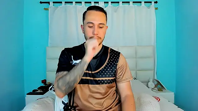 Snapshot of juan__jimenez chatting on November 18, 1:44 am juan jimenez online show from November 18, 1:44 am