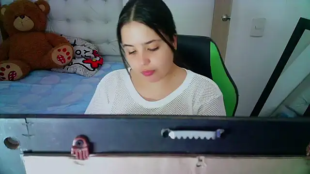 Snapshot of _alicia_z chatting on December 19, 5:40 pm alicia z online show from December 19, 5:40 pm