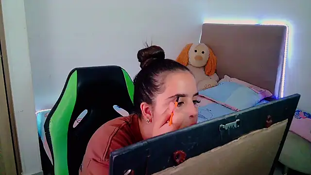 Snapshot of _alicia_z chatting on February 4, 6:06 pm alicia z online show from February 4, 6:06 pm