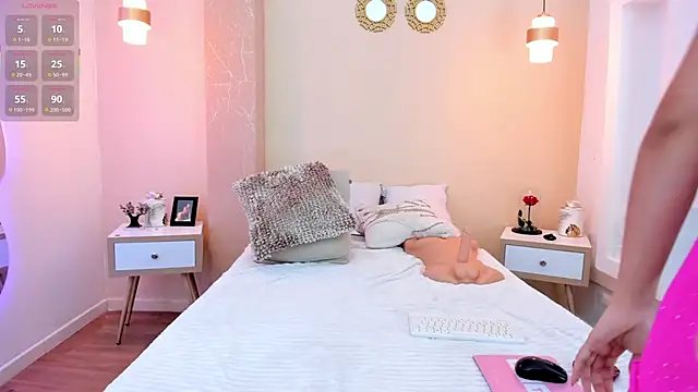 Snapshot of RachelMorgan01 chatting on October 5, 7:23 pm RachelMorgan01 online show from October 5, 7:23 pm