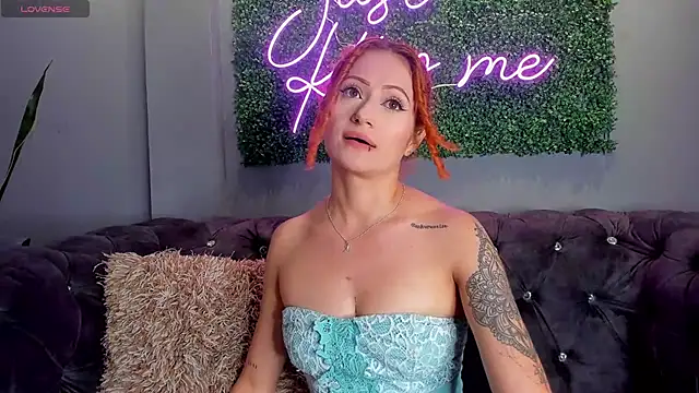 Snapshot of amy_e chatting on January 12, 1:00 am amy e online show from January 12, 1:00 am