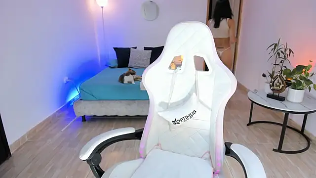 carleee winter online show from April 15, 1:34 am