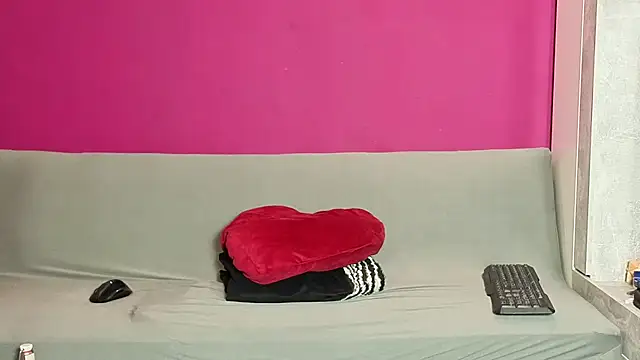 Young Strawberryy online show from October 18, 8:04 am