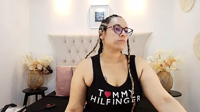 Snapshot of MIchelMomet chatting on February 20, 12:04 pm MIchelMomet online show from February 20, 12:04 pm