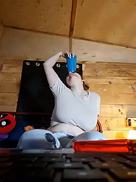 Snapshot of Snowbunnycake_131 chatting on December 3, 6:59 am Snowbunnycake 131 online show from December 3, 6:59 am