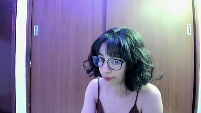 Snapshot of _Lunnaa_ chatting on December 8, 3:43 am Lunnaa online show from December 8, 3:43 am