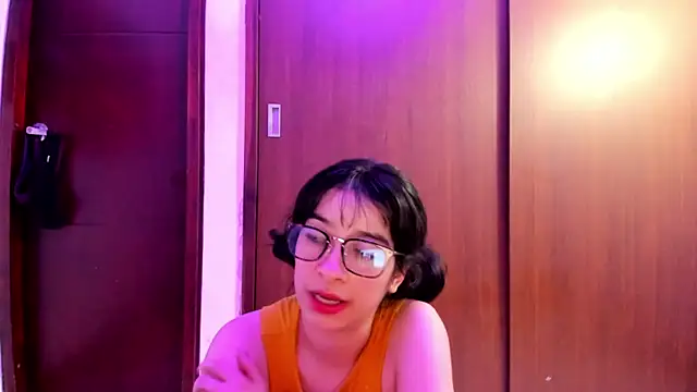 Snapshot of _Lunnaa_ chatting on December 17, 5:51 am Lunnaa online show from December 17, 5:51 am