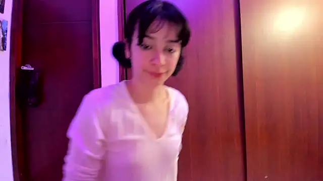 Snapshot of _Lunnaa_ chatting on December 18, 6:32 am Lunnaa online show from December 18, 6:32 am