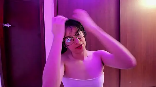 Snapshot of _Lunnaa_ chatting on December 30, 5:04 am Lunnaa online show from December 30, 5:04 am